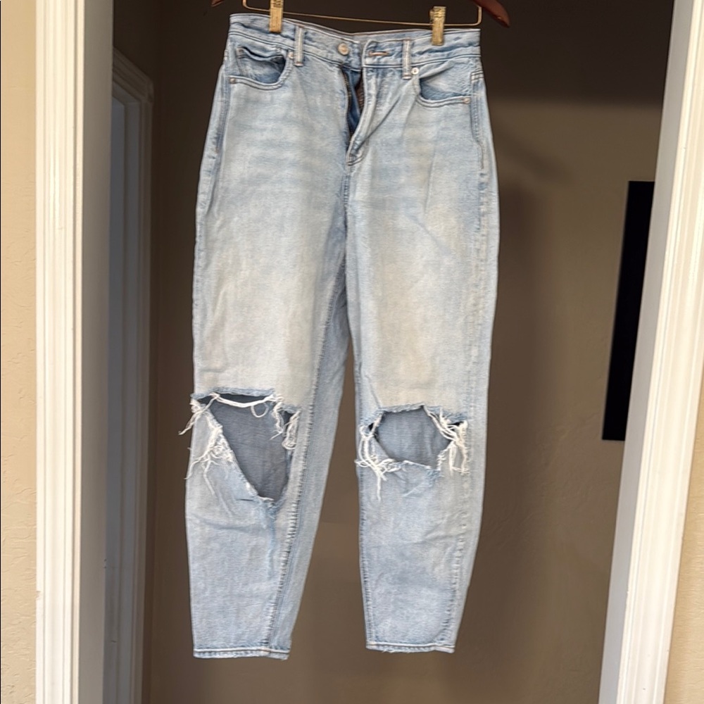 American Eagle Relaxed Mom Light Blue Jeans